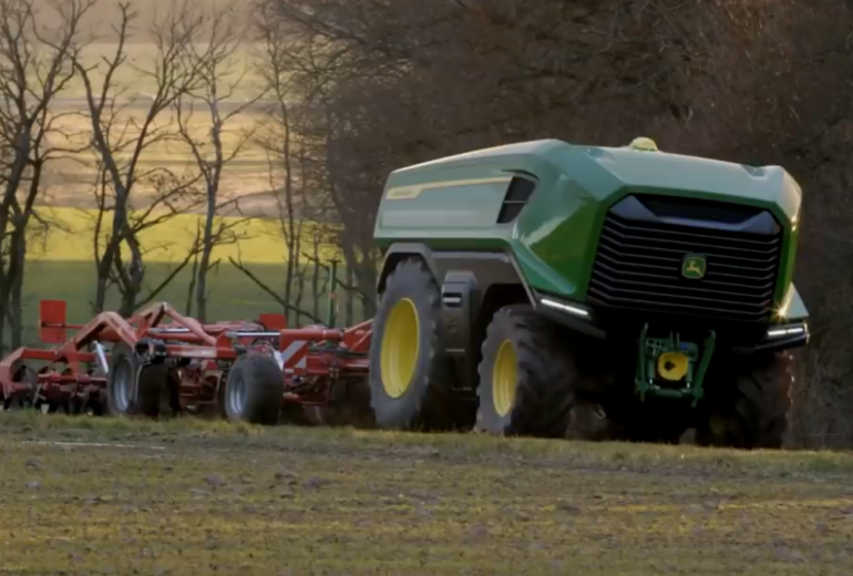 John Deere išbando autonominį elektrinį traktorių