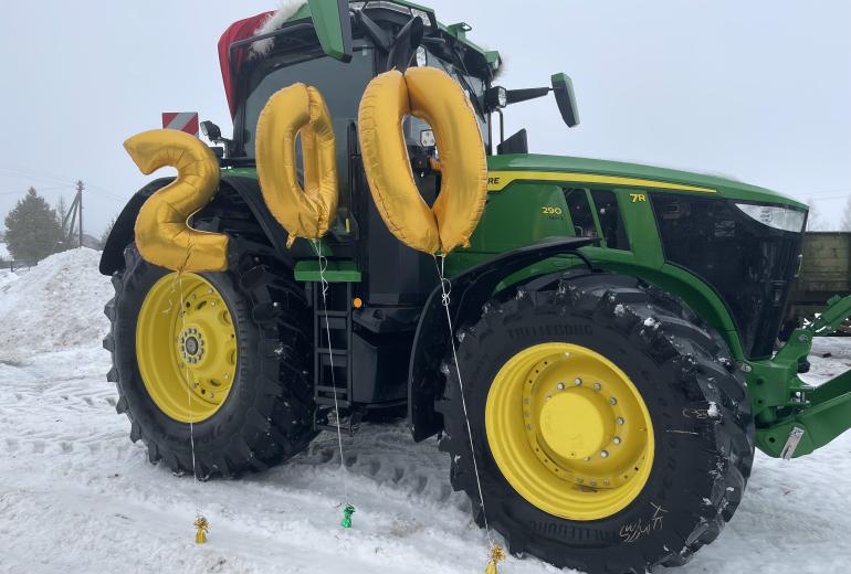 Jubiliejinis John Deere 200-asis traktorius pristatytas dar  šiemet