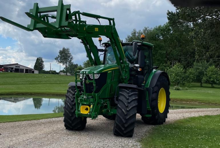 100-tasis John Deere traktorius – į gyvulininkystės ūkį Skuodo rajone